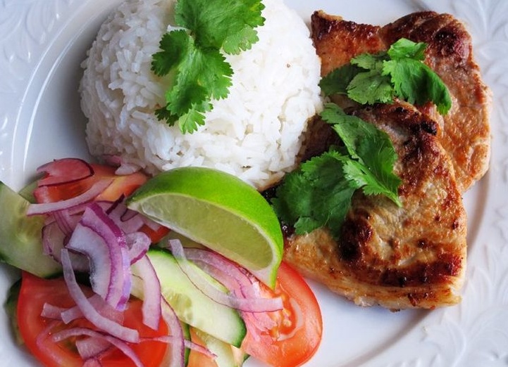 Отбивные с рисом и салатом из помидоров