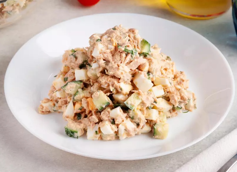 Салат с тунцом и огурцом