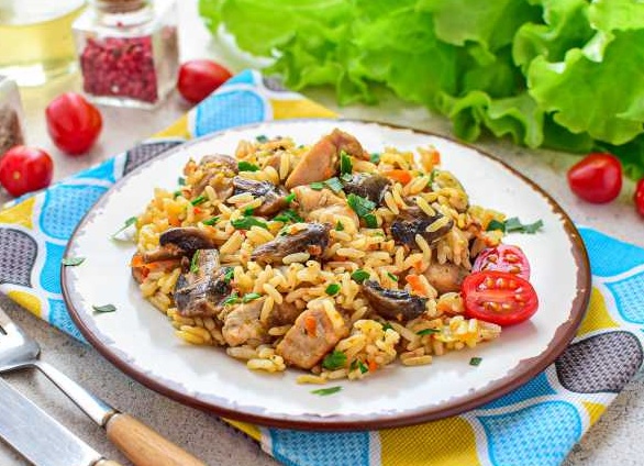 Плов с курицей и грибами