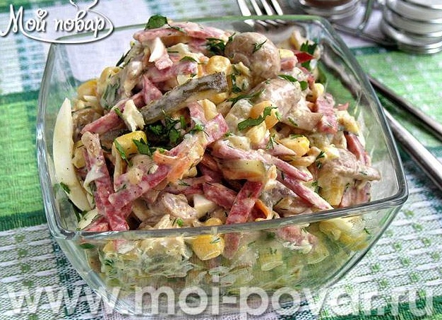 Салат с полукопченой колбасой и кукурузой