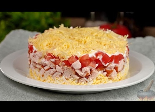 Салат с курицей, помидорами и сыром