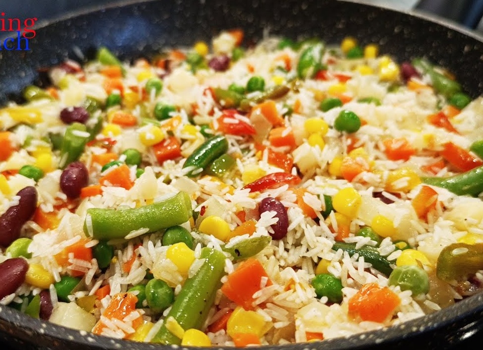 Рис с овощами на сковороде