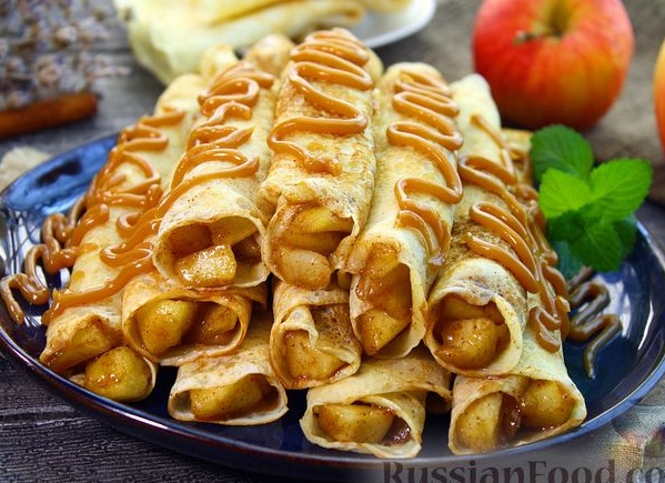 Блинчики с яблоками и корицей