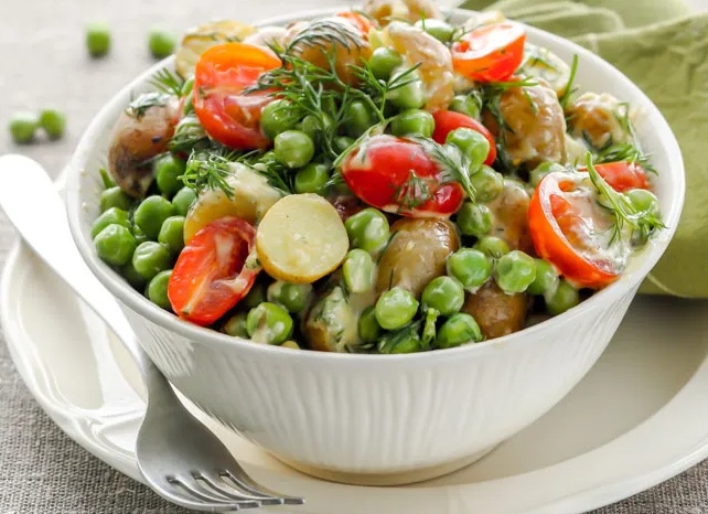 Картофельный салат с зелёным горошком