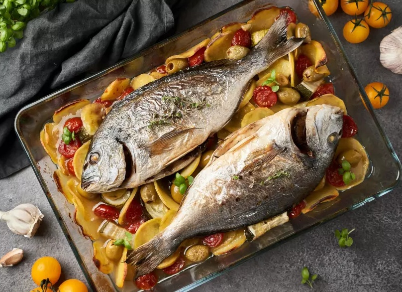 Минтай с овощами в духовке