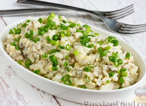 Салат с рисом и рыбными консервами