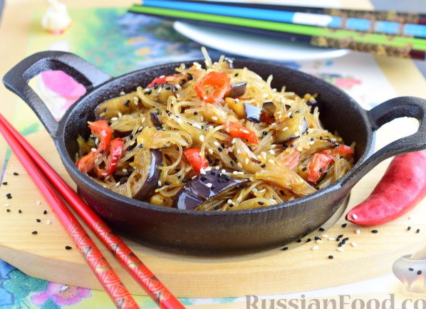 Салат из фунчозы с баклажанами