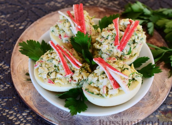 Яйца фаршированные крабовыми палочками
