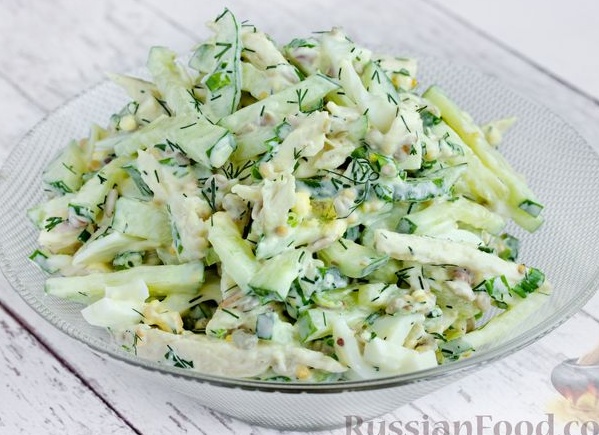 Салат с отварной курицей, свежими огурцами и орехами