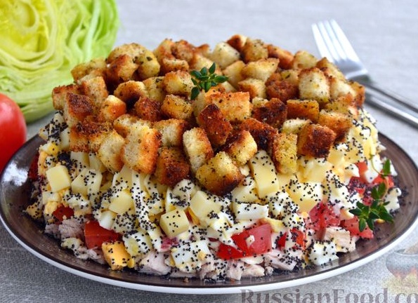 Салат с курицей и сухариками