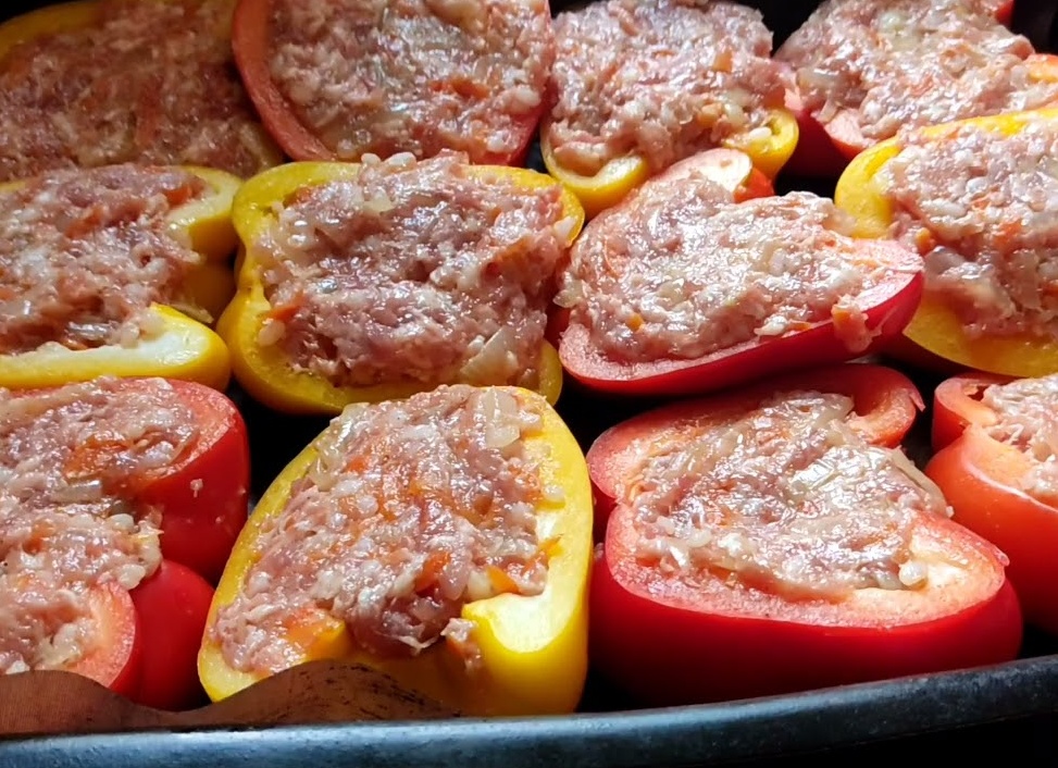 Перец фаршированный половинками в духовке