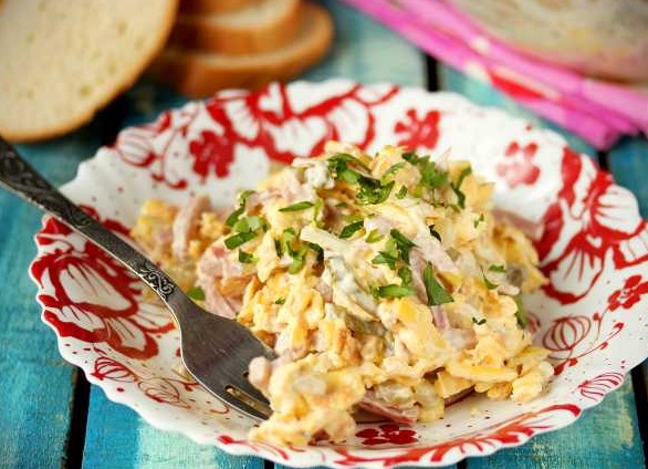 Салат с омлетом