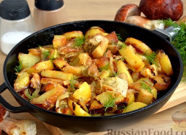 Картофель с грибами на сковороде