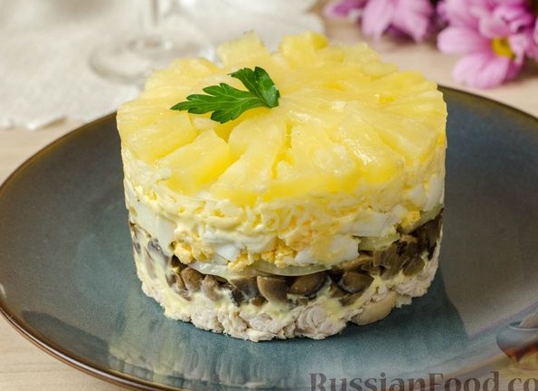 Салат с ананасами, курицей и сыром
