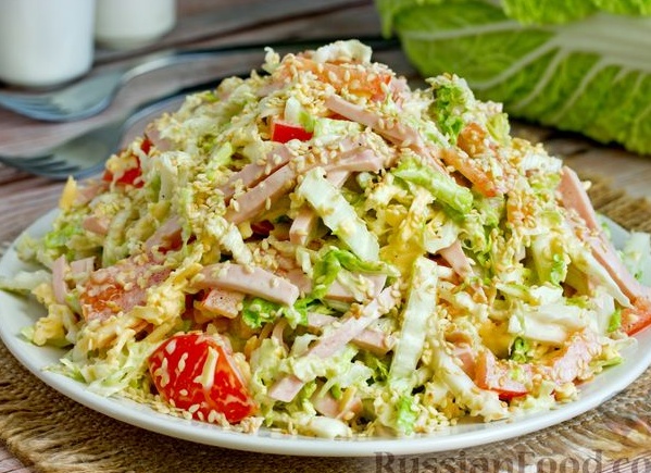 Салат с пекинской капустой и колбасой