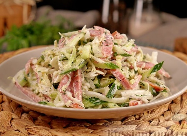 Салат с полукопченой колбасой и морской капустой