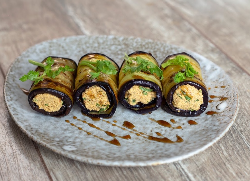 Рулетики из баклажанов с орехами
